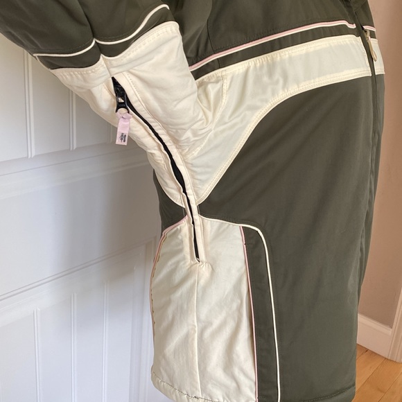 Powder Room Snowboarding jacket. - Picture 4 of 13